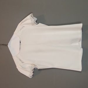 Cream top with short sleeves in lace